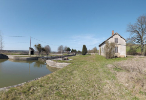 Le site d'écluse vu d'amont. © Région Bourgogne-Franche-Comté, Inventaire du patrimoine