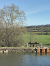 L'aqueduc-déversoir avec ses vannes passant sous le canal en amont du site d'écluse 16. © Région Bourgogne-Franche-Comté, Inventaire du patrimoine