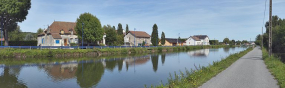 Vue d'amont des petits commerces installés le long du canal du Centre. © Région Bourgogne-Franche-Comté, Inventaire du patrimoine