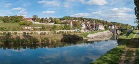 Vue d'ensemble du village. Dans le fond à droite, le pont. © Région Bourgogne-Franche-Comté, Inventaire du patrimoine