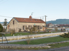 Vue de 3/4 de la maison éclusière, pignon gauche et petits bâtiments sous appentis. © Région Bourgogne-Franche-Comté, Inventaire du patrimoine