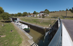 Le site d'écluse avec passage d'un bateau. © Région Bourgogne-Franche-Comté, Inventaire du patrimoine