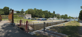 Vue générale avec au premier plan, le site d'écluse ; à gauche, la maison de garde, le port et le château. © Région Bourgogne-Franche-Comté, Inventaire du patrimoine