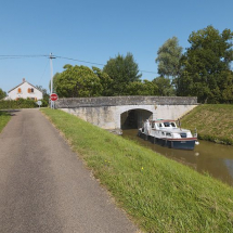 Le pont, vue d'aval. On distingue à gauche la maison éclusière du site 22 L. © Région Bourgogne-Franche-Comté, Inventaire du patrimoine