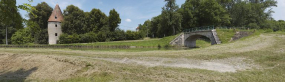 Le pont vu d'aval. A gauche : une tour du château. © Région Bourgogne-Franche-Comté, Inventaire du patrimoine