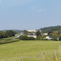 Vue générale du canal, à droite les ensembles industriels. © Région Bourgogne-Franche-Comté, Inventaire du patrimoine