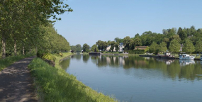 Vue générale du port. En arrière-plan, le site d'écluse 35 du versant Loire. © Région Bourgogne-Franche-Comté, Inventaire du patrimoine