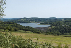 Vue de l'ensemble du barrage et du réservoir de Pannecière. © Région Bourgogne-Franche-Comté, Inventaire du patrimoine