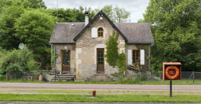 Vue de face de la maison éclusière. © Région Bourgogne-Franche-Comté, Inventaire du patrimoine