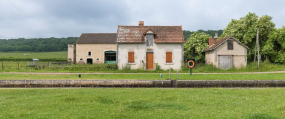 La maison éclusière de face. Bâtiment agricole en arrière-plan à gauche. © Région Bourgogne-Franche-Comté, Inventaire du patrimoine