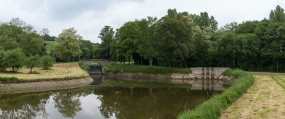 Ecluse de garde sur la rive droite du canal et déversoir de fond. © Région Bourgogne-Franche-Comté, Inventaire du patrimoine