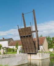 Vue du tablier en bois pendant le levage. © Région Bourgogne-Franche-Comté, Inventaire du patrimoine