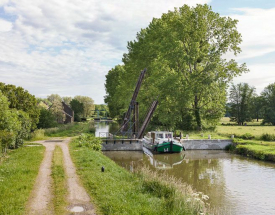 Vue du pont pendant le passage d'un bateau. © Région Bourgogne-Franche-Comté, Inventaire du patrimoine