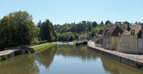 Le site d'écluse et le pertuis dans l'Yonne, vus d'aval. A gauche, passerelle en métal enjambant une prise d'eau dans l'Yonne. © Région Bourgogne-Franche-Comté, Inventaire du patrimoine