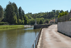 Le site d'écluse et le pertuis dans l'Yonne, vus d'aval. © Région Bourgogne-Franche-Comté, Inventaire du patrimoine