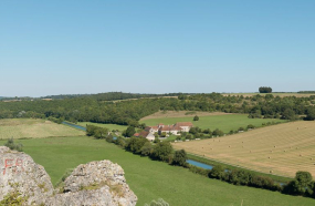 Vue d'ensemble de la chartreuse depuis les roches de Basseville. © Région Bourgogne-Franche-Comté, Inventaire du patrimoine
