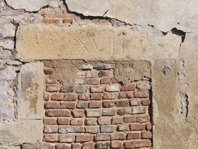 Détail du linteau portant l'inscription XVII. © Région Bourgogne-Franche-Comté, Inventaire du patrimoine
