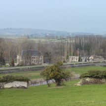 Vue d'ensemble du château de la Motte avec à sa droite les bâtiments de l'ancienne verrerie. © Région Bourgogne-Franche-Comté, Inventaire du patrimoine
