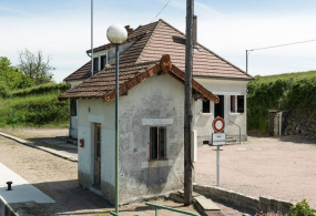 Vue du poste de commande et de la maison éclusière. © Région Bourgogne-Franche-Comté, Inventaire du patrimoine