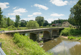 Vue du pont sur la Bourbince, en aval du château. © Région Bourgogne-Franche-Comté, Inventaire du patrimoine