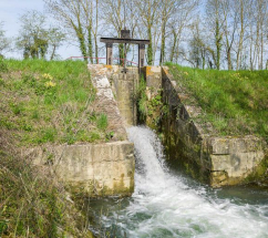 Le déversoir en contrebas du canal. © Région Bourgogne-Franche-Comté, Inventaire du patrimoine