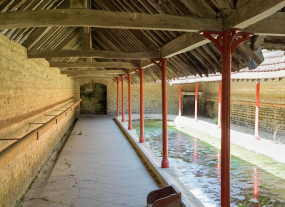 Vue de l'intérieur et des colonnes en fonte soutenant la toiture en impluvium. © Région Bourgogne-Franche-Comté, Inventaire du patrimoine