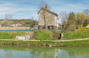 La sortie d'eau du lavoir, rive droite. La rigole est agrémentée d'une construction sur pilotis. © Région Bourgogne-Franche-Comté, Inventaire du patrimoine