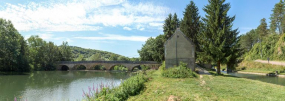 Vue générale avec à gauche, le barrage sur l'Yonne et à droite, la maison de garde. © Région Bourgogne-Franche-Comté, Inventaire du patrimoine