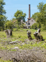 Vue d'ensemble des bâtiments de l'ancienne féculerie avec la cheminée. © Région Bourgogne-Franche-Comté, Inventaire du patrimoine