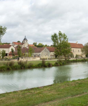 L'église vue du chemin de halage. © Région Bourgogne-Franche-Comté, Inventaire du patrimoine