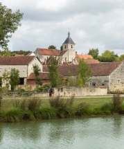 Vue rapprochée de l'église depuis le chemin de halage. © Région Bourgogne-Franche-Comté, Inventaire du patrimoine