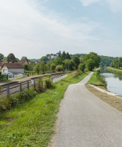 Vue du village depuis le chemin de halage du canal. © Région Bourgogne-Franche-Comté, Inventaire du patrimoine