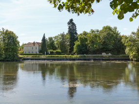 Vue du site : le château sur la rive gauche du canal. © Région Bourgogne-Franche-Comté, Inventaire du patrimoine