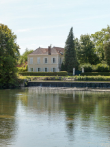 Le château, vu du canal. © Région Bourgogne-Franche-Comté, Inventaire du patrimoine