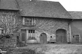 Ferme cadastrée 1940 B2 147 située le long du chemin de grande communication de Poligny à Picarreau : façade antérieure. © Région Bourgogne-Franche-Comté, Inventaire du patrimoine