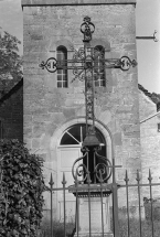 Croix de cimetière devant l'église. © Région Bourgogne-Franche-Comté, Inventaire du patrimoine