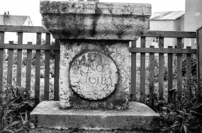 Détail du socle. © Région Bourgogne-Franche-Comté, Inventaire du patrimoine