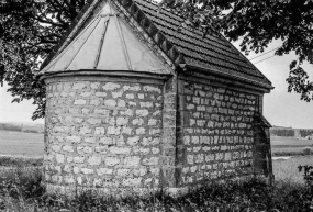 Chevet et façade latérale gauche. © Région Bourgogne-Franche-Comté, Inventaire du patrimoine