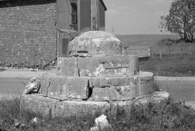 Détail du socle. © Région Bourgogne-Franche-Comté, Inventaire du patrimoine