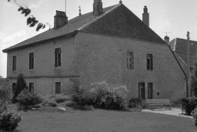 Façades antérieure et latérale gauche (côté jardin). © Région Bourgogne-Franche-Comté, Inventaire du patrimoine