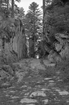 Passage taillé dans la roche pour la voie à ornières. © Région Bourgogne-Franche-Comté, Inventaire du patrimoine