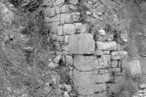 Restes des murs du château. © Région Bourgogne-Franche-Comté, Inventaire du patrimoine