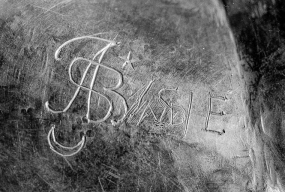 Détail : inscriptions sous le pied. © Région Bourgogne-Franche-Comté, Inventaire du patrimoine