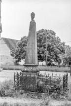Monument sépulcral daté de 1864, devant l'église : face latérale. © Région Bourgogne-Franche-Comté, Inventaire du patrimoine