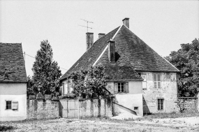 Face latérale droite et portail. © Région Bourgogne-Franche-Comté, Inventaire du patrimoine