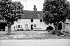 Façade antérieure en 1975. © Région Bourgogne-Franche-Comté, Inventaire du patrimoine