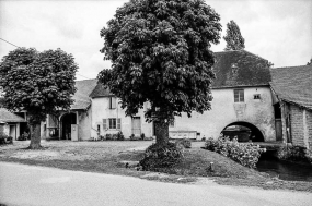 Façade antérieure en 1975. © Région Bourgogne-Franche-Comté, Inventaire du patrimoine