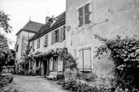 Façade antérieure vue de trois-quarts droit. © Région Bourgogne-Franche-Comté, Inventaire du patrimoine