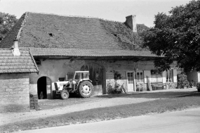 Façade antérieure en 1975. © Région Bourgogne-Franche-Comté, Inventaire du patrimoine