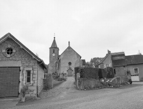 Façade antérieure depuis l'entrée du cimetière. © Région Bourgogne-Franche-Comté, Inventaire du patrimoine